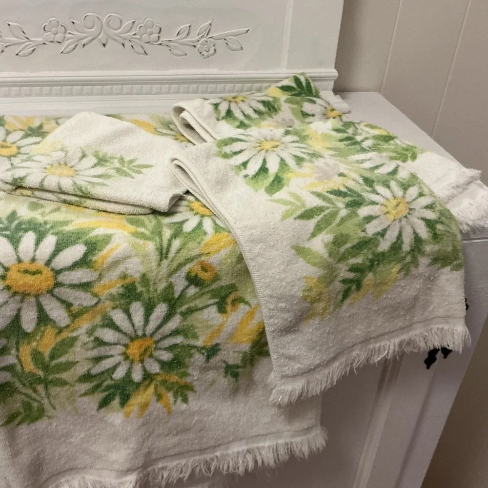 Vintage Set of Springmaid Bath Towels Each measure - Picture 13 of 14